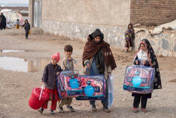 تعمل اليونيسف على توزيع حزمات الشتاء للعائلات الضعيفة في أفغانستان.