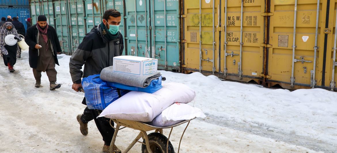 من الأرشيف: أب عاطل عن العمل يتلقى مجموعة أدوات الاستعداد لفصل الشتاء من اليونيسف في أفغانستان.