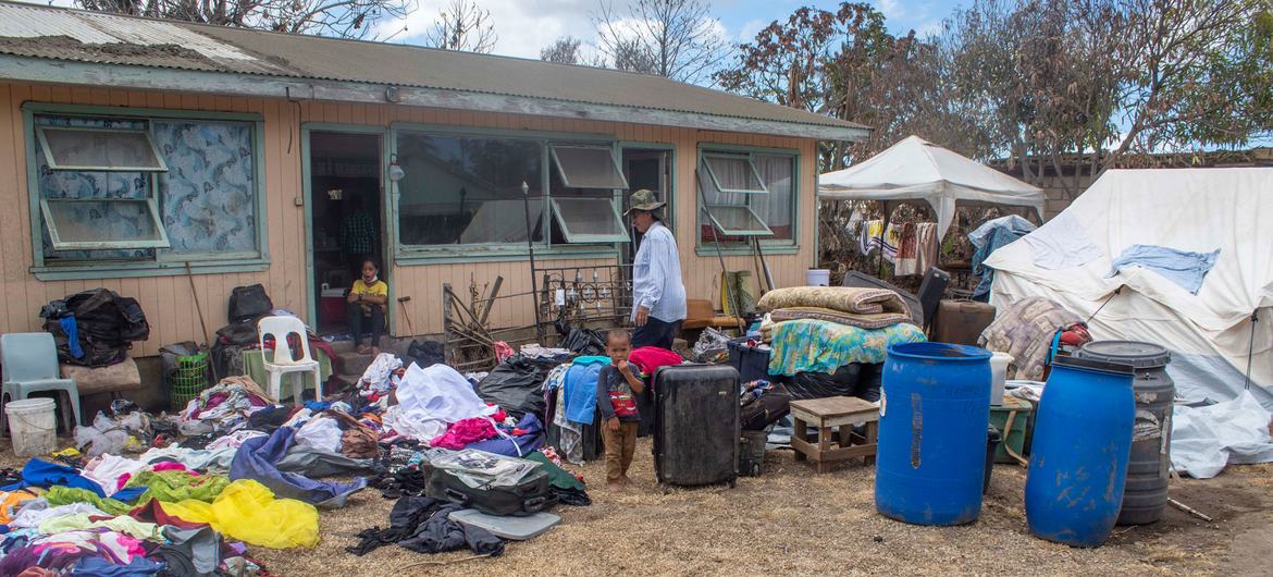 Une famille sèche ses affaires à l'extérieur de sa maison après qu'elle ait été endommagée par l'éruption du volcan sous-marin Hunga Tonga-Hunga Ha'apai et le tsunami. 