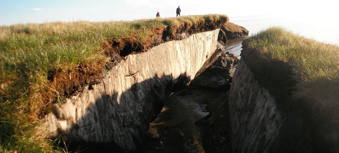 L'érosion côtière révèle la couche de pergélisol en Alaska.