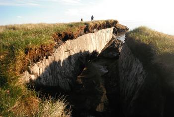 L'érosion côtière révèle la couche de pergélisol en Alaska.