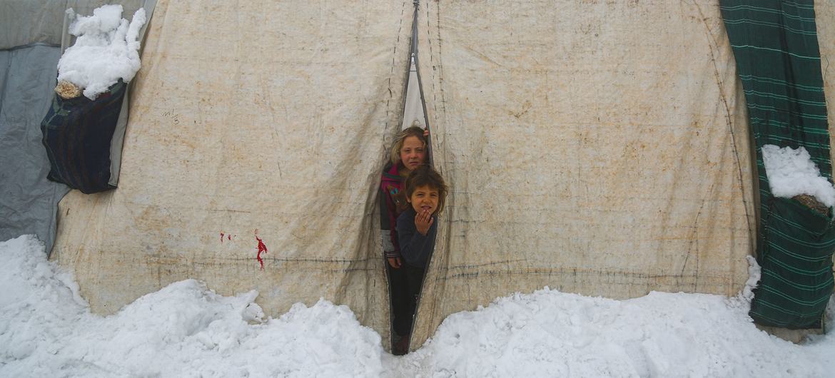 叙利亚西北部塞尔金市的流离失所者营地已经下雪。