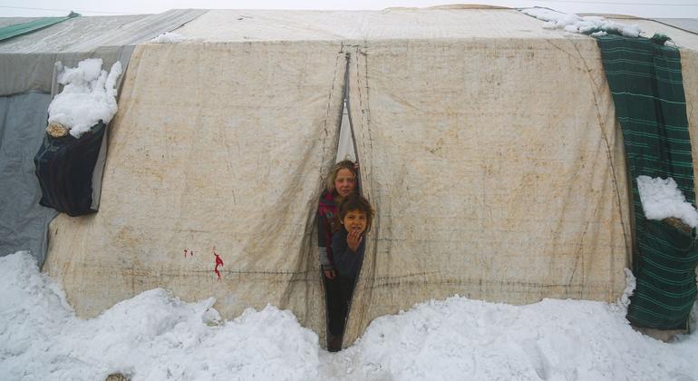 Заснеженный лагерь для перемещенных лиц в городе Селкин на северо-западе Сирии.