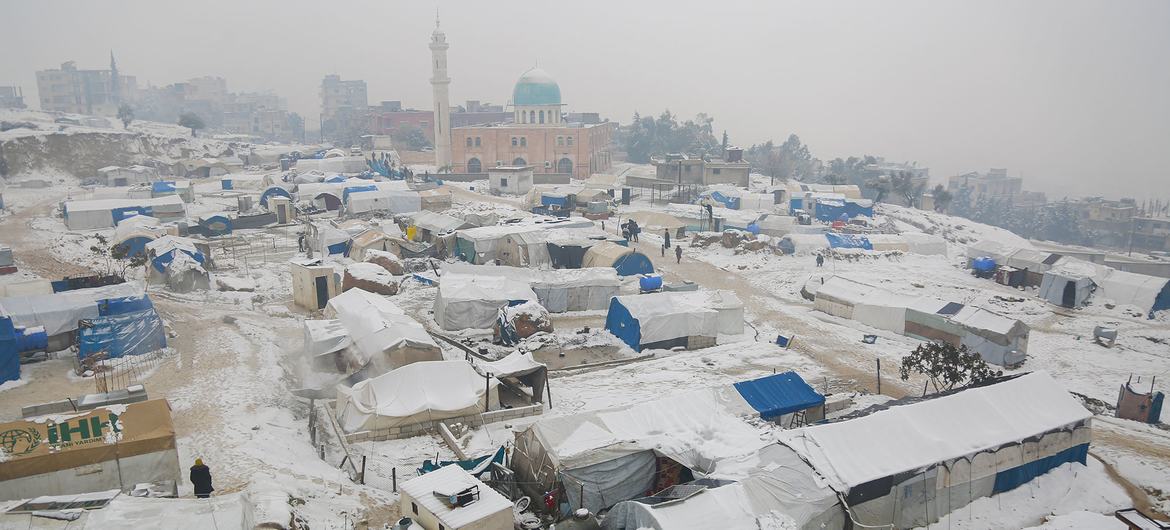 叙利亚西北部塞尔金市一处积雪覆盖的流离失所者营地。