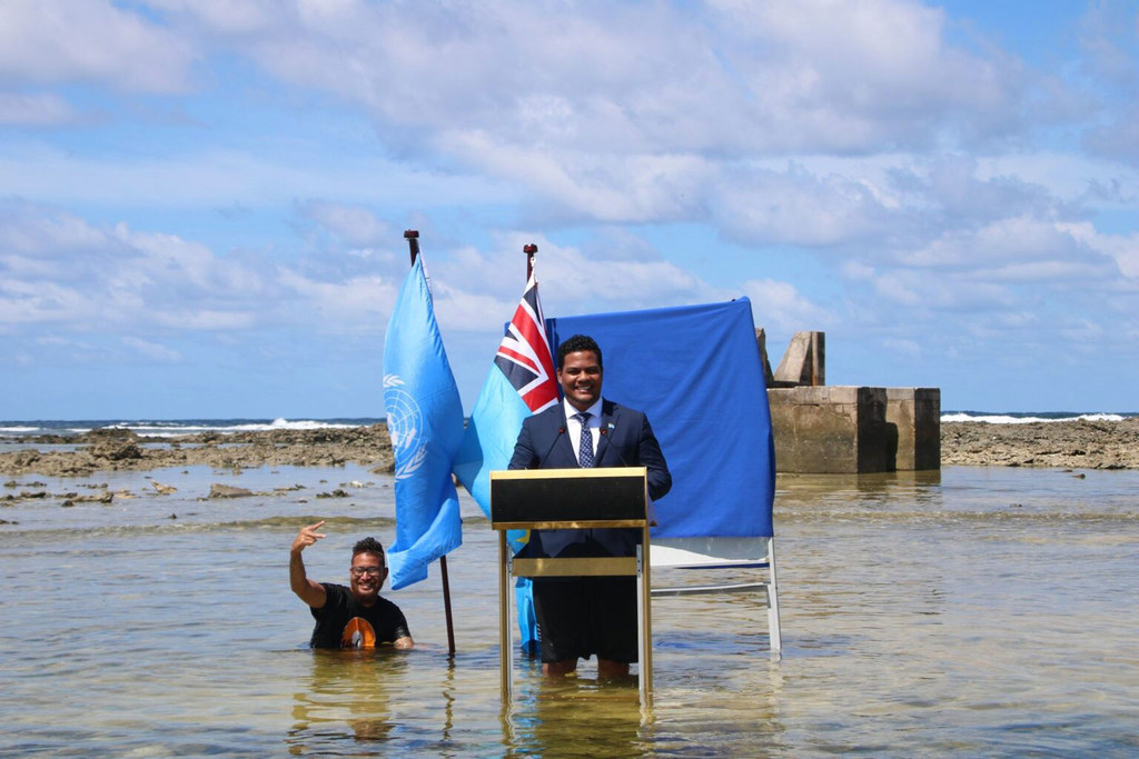 El ministro de justicia de Tuvalu, Simon Kofe, durante su discurso, en un vídeo pregrabado para la COP26.