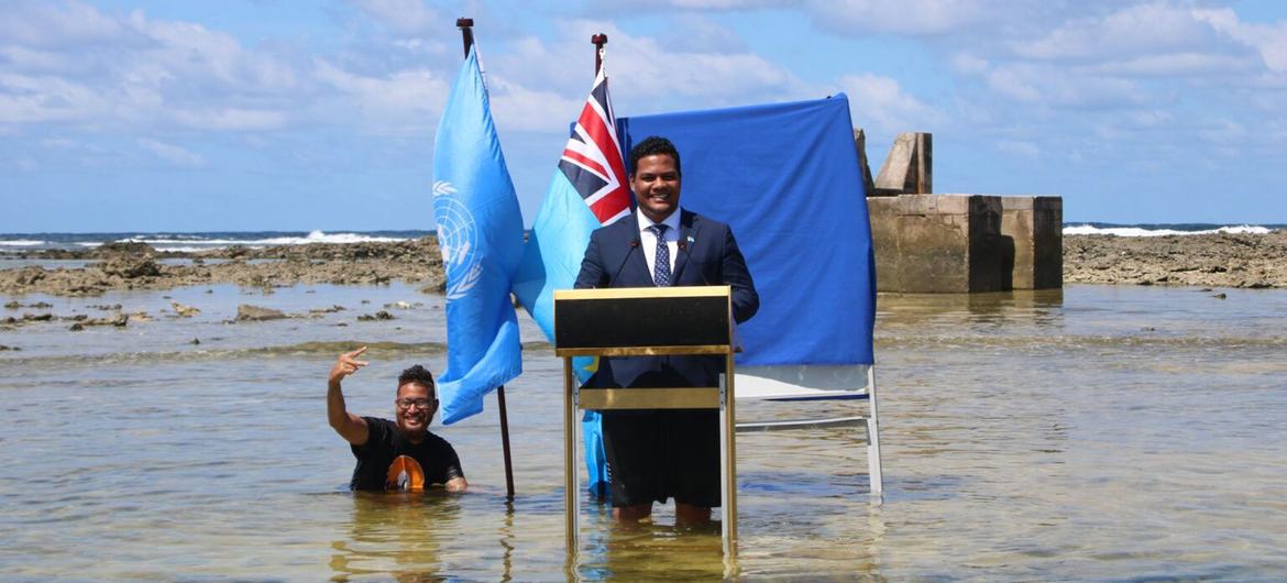 Simon Kofe, responsable politique de Tuvalu, s'exprime au nom de son pays, les pieds dans l'eau dans une vidéo pré-enregistrée pour la COP26.