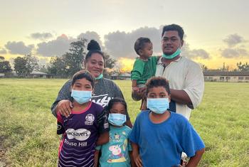 Pauline Vaiangina, son mari et ses enfants sur l'île de Mango, à Tonga.
