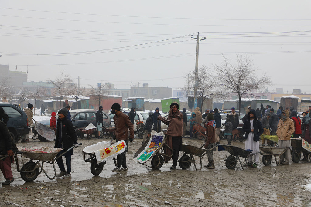 الناس ينتظرون دورهم للحصول على المساعدة الغذائية من برنامج الأغذية العالمي في كابول بأفغانستان.