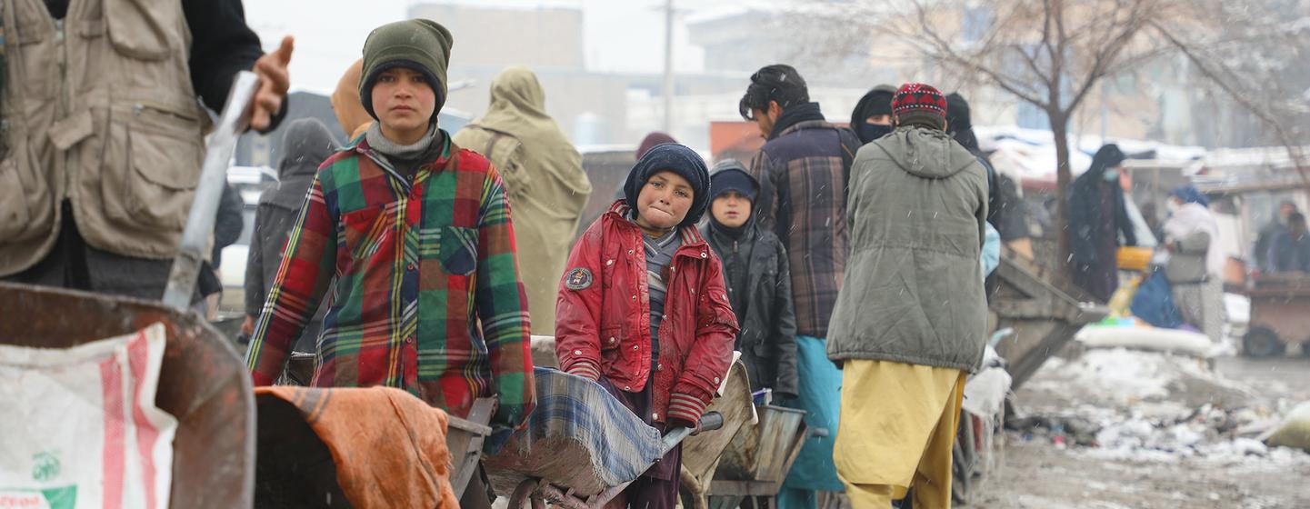 Le Programme alimentaire mondial distribue de la nourriture aux familles vulnérables durant l'hiver rigoureux à Kaboul, en Afghanistan.