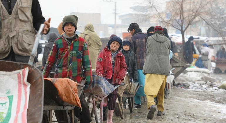 Афганцы переживают масштабный кризис, который еще более обострился в связи с приходом зимы. На фото: ВПП доставила помощь. 