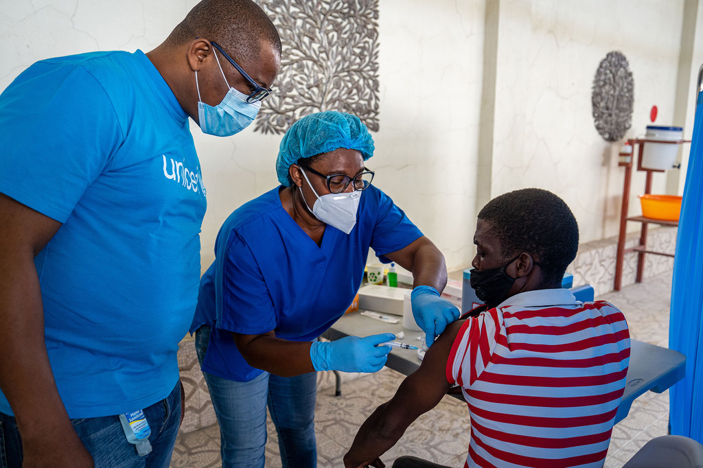 Karl Marx Dossou, Director de Inmunización de UNICEF supervisa el despliegue de la vacuna COVID-19 en julio de 2021, en Haití, Puerto Príncipe, en l'hôpital Saint-Damien... Medio millón de dosis de vacunas donadas por el gobierno de Estados Unidos a través de COVAX.