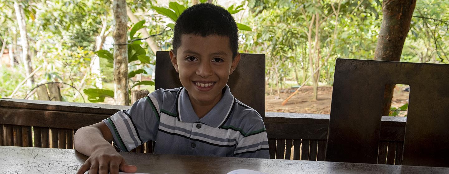 Enoc Hidalgo es un estudiante de nueve años de la Escuela Indígena San Joaquín de Boruca, en la provincia de Puntaneras, en Costa Rica.