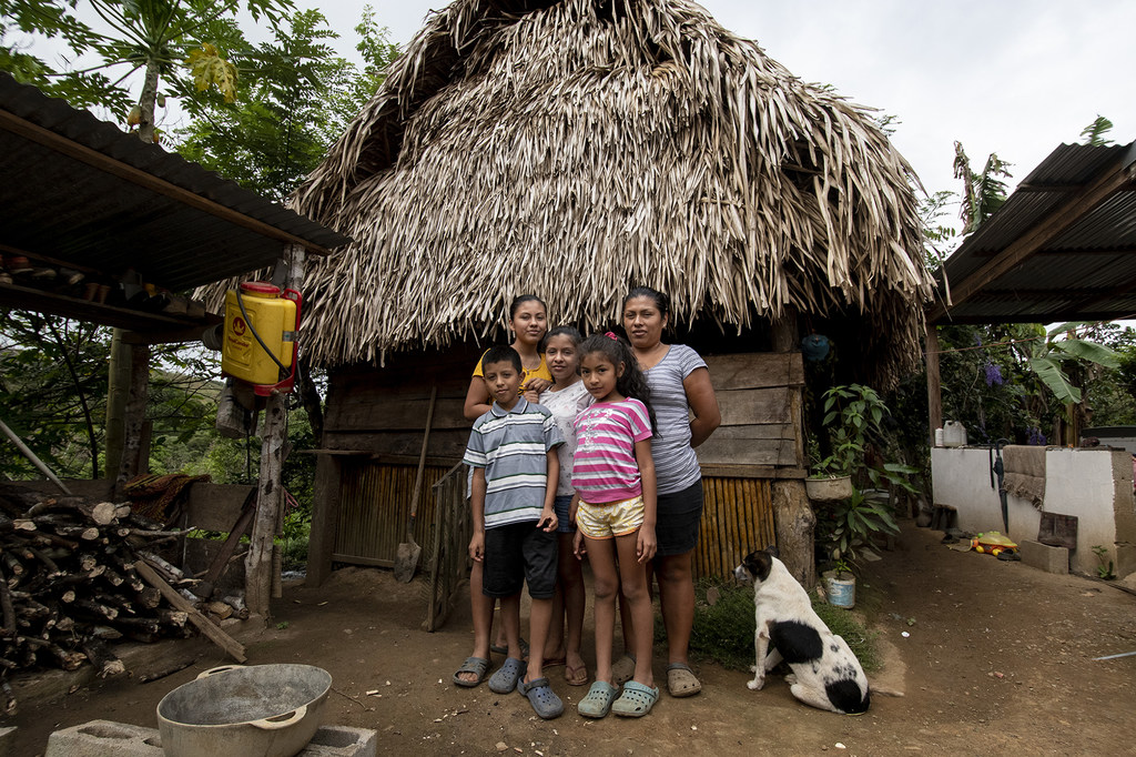 Enoc vive en el Territorio Indígena de Boruca en Costa Rica. Allí 684 niñas, niños y adolescentes, con el apoyo de sus familias,  continúan con su proceso educativo pese a las complicaciones de la pandemia por COVID-19.