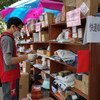 新冠疫情期间，深圳的快递小哥在社区指定投放点投放信件。