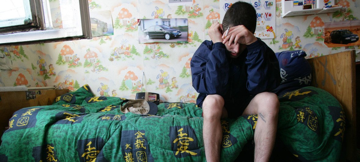 乌克兰一名19岁的男孩坐在儿童收容所的床上。他是一名艾滋病毒呈阳性的吸毒者，但无法获得抗逆转录病毒药物。