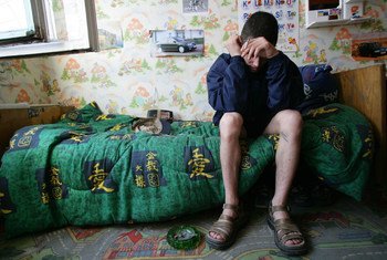乌克兰一名19岁的男孩坐在儿童收容所的床上。他是一名艾滋病毒呈阳性的吸毒者，但无法获得抗逆转录病毒药物。