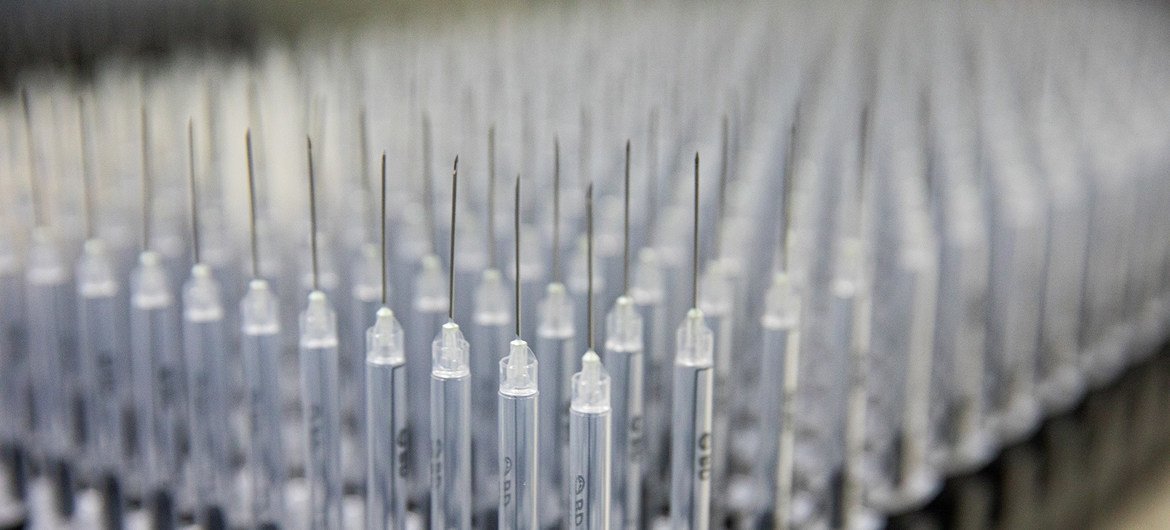 Упаковка шприцов для прививок на предприятии в Испании
