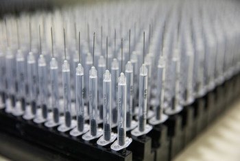 Упаковка шприцов для прививок на предприятии в Испании