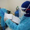 Un médecin examine un patient Covid-19 à l'hôpital Al Jomhouria d'Aden.