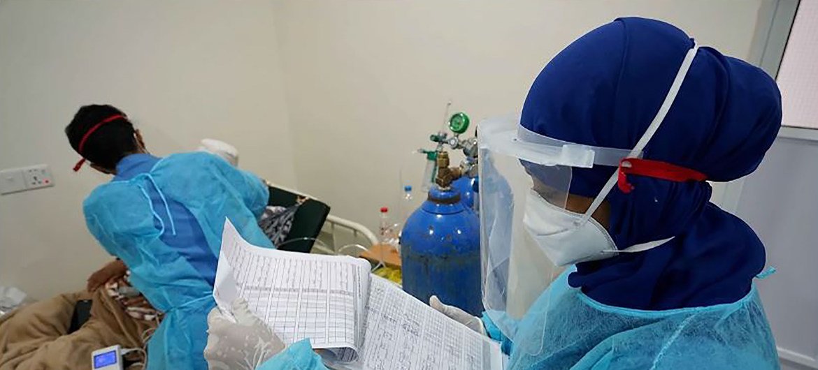 طبيب يفحص مريضا بكوفيد-19 في مستشفى الجمهورية، عدن - اليمن.