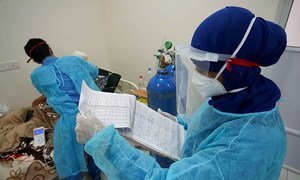 طبيب يفحص مريضا بكوفيد-19 في مستشفى الجمهورية، عدن - اليمن.