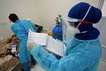 Un médecin examine un patient Covid-19 à l'hôpital Al Jomhouria d'Aden.