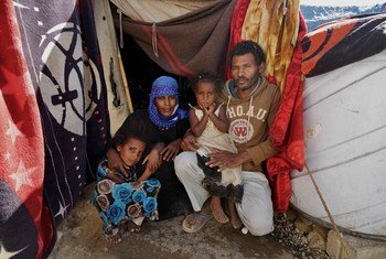 Familia iliiyofurushwa kwao Taiz nchini Yemen ikiwa imepata hifadhi kwenye hema huko Fazal nchini Yemen.