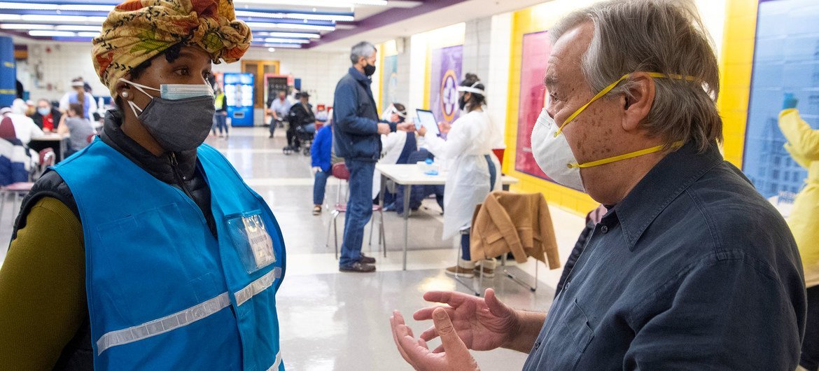 联合国秘书长安东尼奥·古特雷斯在布朗克斯高中接种了第二剂新冠疫苗后与学校运营经理叶西亚·布洛克交谈。