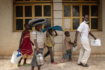 Des réfugiés de la République centrafricaine quittent un centre de distribution du HCR dans le nord de la République démocratique du Congo.