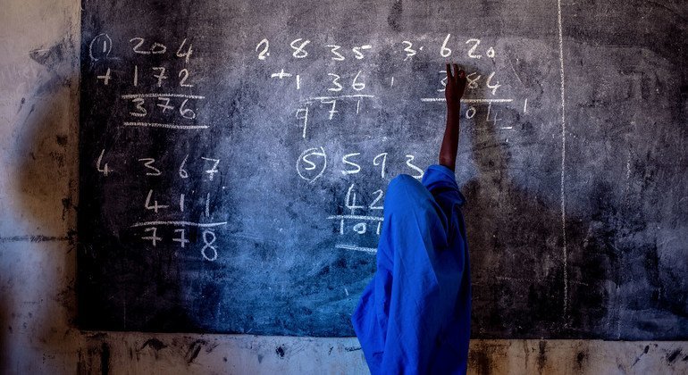 فتاة تكتب على اللوح في مدرسة ابتدائية بنيجيريا