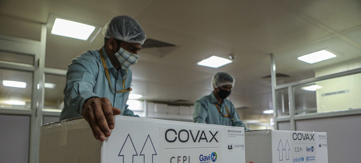 Le 24 février 2021, des employés préparent pour l'expédition une boîte contenant des vaccins Covid-19 dans le centre COVAX chez un fabricant à Pune, une ville située dans l'État du Maharashtra, dans l'ouest de l'Inde.