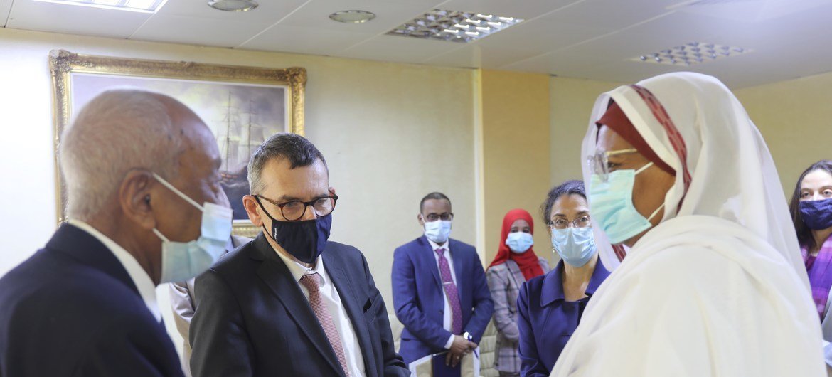 الممثل الخاص للأمين العام فولكر بيرتَس، رئيس بعثة الأمم المتحدة المتكاملة لدعم المرحلة الانتقالية في السودان يتحاور مع وزيرة الخارجية السودانية مريم صادق المهدي حول أهداف السياسة الخارجية للسودان والتعاون مع UNITAMS.