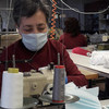 Trabajadora de una fábrica de ropa en Armenia cose máscaras para los trabajadores de salud durante la pandemia de COVID-19
