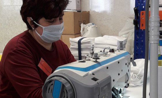 В условиях распространения коронавируса компания по производству одежды переориентировалась на пошив медицинских масок