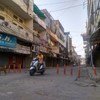 印度德里，疫情封锁期间，街上的店铺纷纷关门，行人稀少。