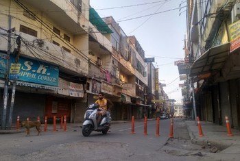 印度德里，疫情封锁期间，街上的店铺纷纷关门，行人稀少。