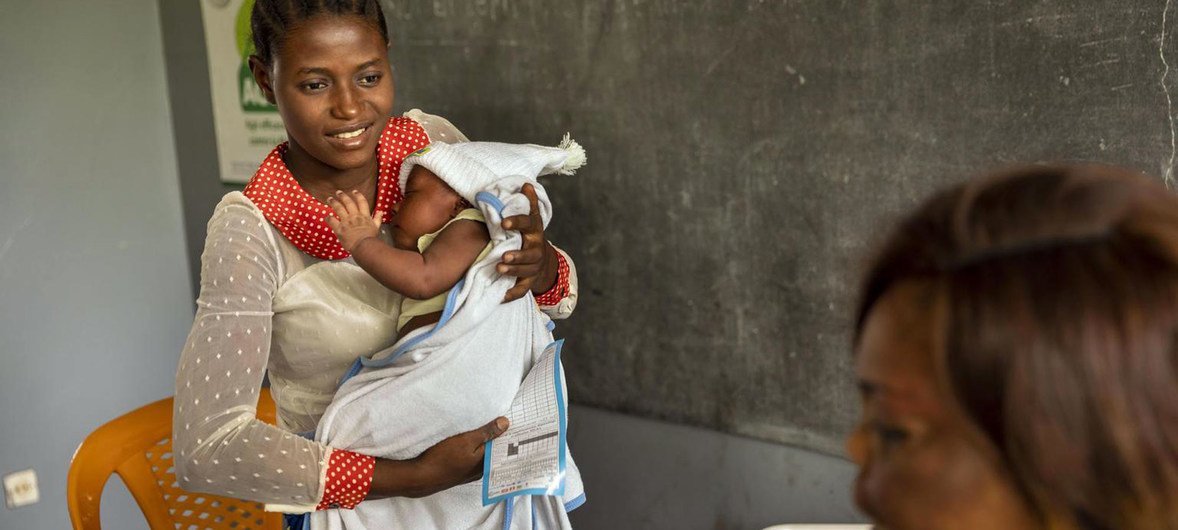 刚果民主共和国一名26岁的妈妈带着她的宝宝去一家医疗中心就诊。