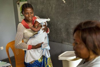 ماما بوانجا، 26 سنة، تأخذ طفلها إلى مركز صحي في جمهورية الكونغو الديمقراطية.