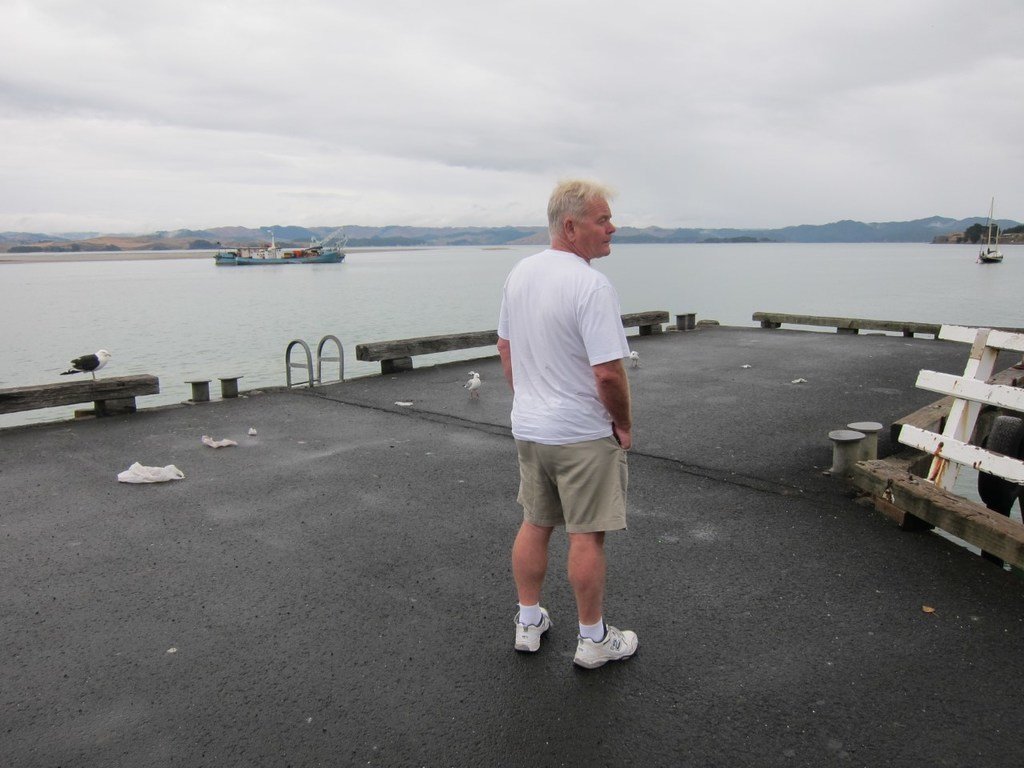 新西兰惠灵顿居民约翰·塞缪尔斯在2019冠状病毒疫情期间站在空旷的码头上