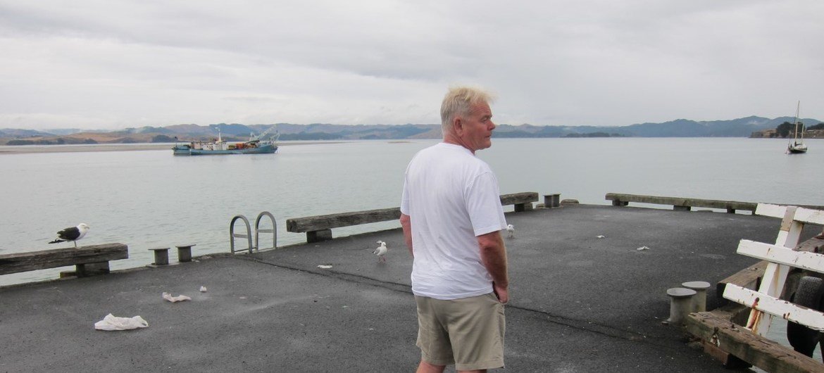新西兰惠灵顿居民在2019冠状病毒疫情期间站在空旷的码头上