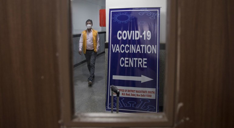 حملة تطعيم ضد كوفيد-19 تجري في نيودلهي بالهند. 