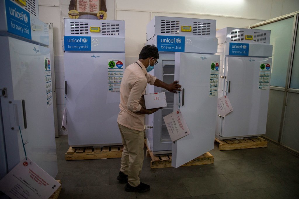 Des employés d'un hôpital à Ghaziabad, dans l'Uttar Pradesh, en Inde, stockent des vaccins contre la Covid-19 dans des réfrigérateurs.