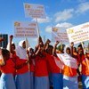 लिंग-आधारित हिंसा के विरोध में, तंज़ानिया के दार एस सलाम में स्कूली छात्राएँ एक मार्च निकालते हुए.
