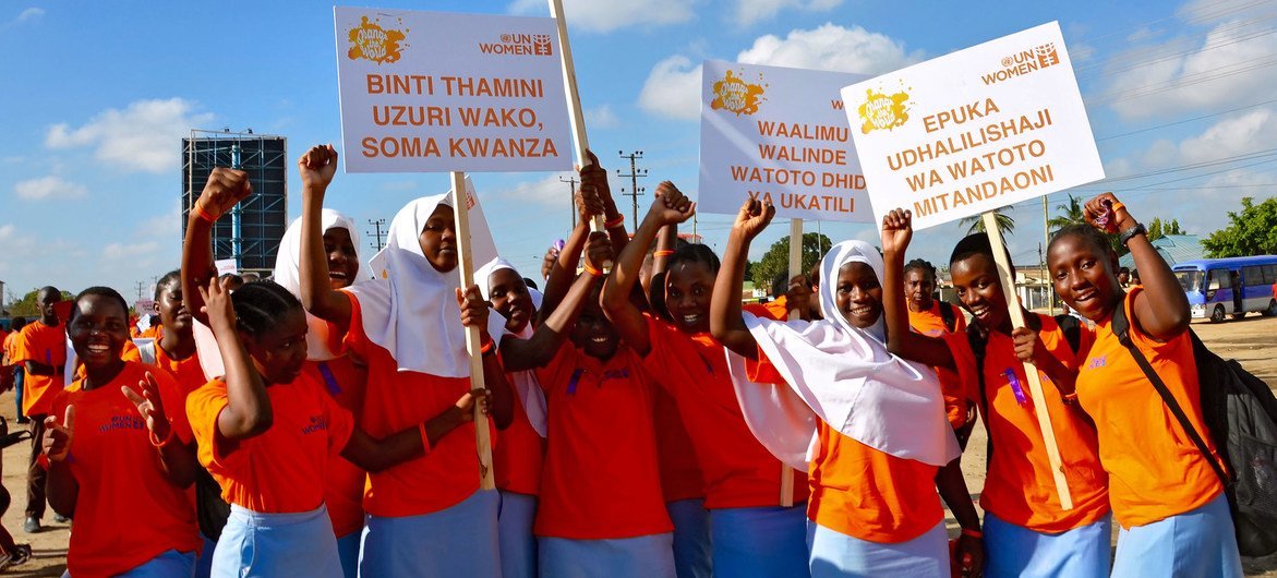در دارالسلام، تانزانیا، دختران مدرسه ای راهپیمایی علیه خشونت جنسیتی ترتیب می دهند.