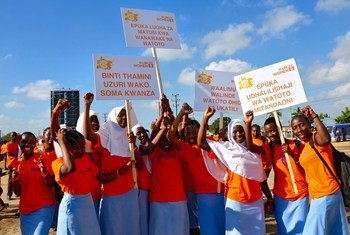 À Dar es Salaam, en Tanzanie, des écolières organisent une marche contre la violence sexiste.