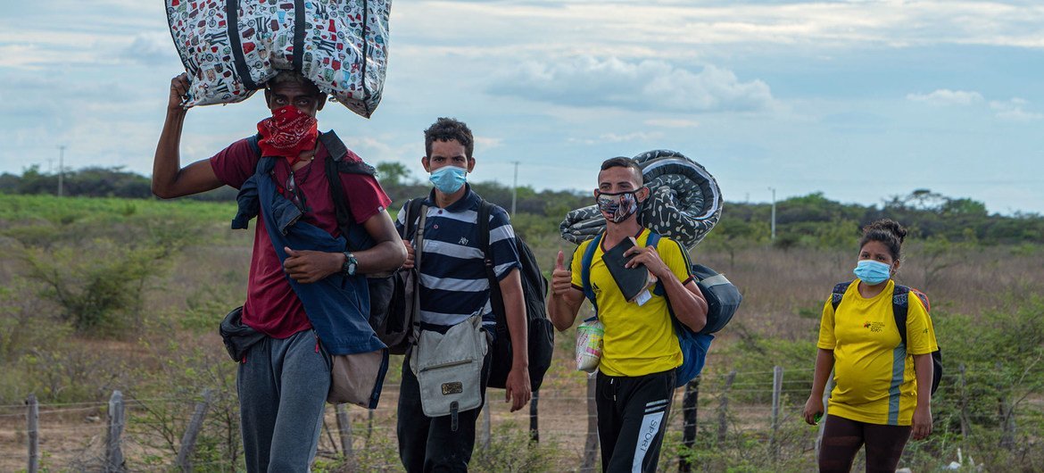 Venezolanos intentando llegar a la ciudad de La Guajira en Colombia
