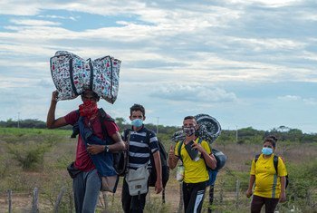 Venezuelan refugees make their way to the Colombian border town of La Guajira.