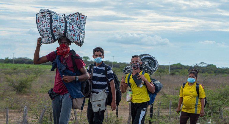 Venezolanos intentando llegar a la ciudad de La Guajira en Colombia