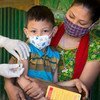 Un niño recibe una vacuna contra el sarampión y la rubeola durante la campaña nacional de vacunación en Bangladesh.