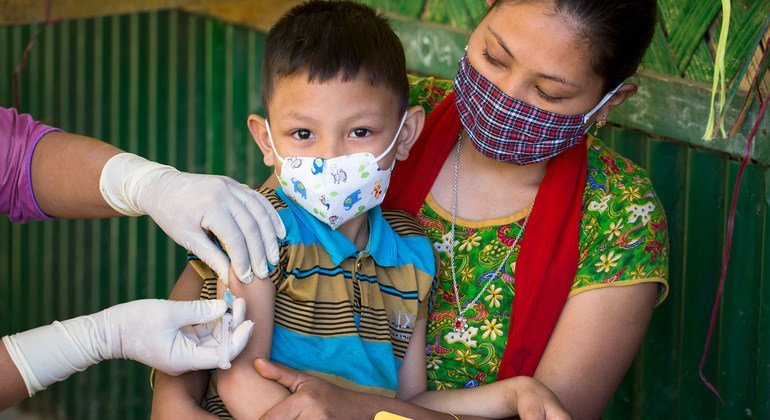Um menino é vacinado contra sarampo e rubéola durante uma campanha nacional de vacinação em Bangladesh